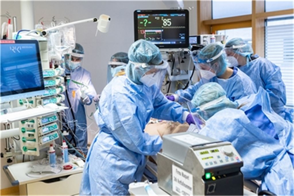 Ein Blick in eine Intensivstation der RKH-Kliniken, wo derzeit trotz hoher Infektionszahlen keine Alarmstimmung herrscht. Gleichwohl ist die personelle Situation wegen Quarantäne und Krankheitsfällen nach wie vor schwierig. Foto: RKH Kliniken