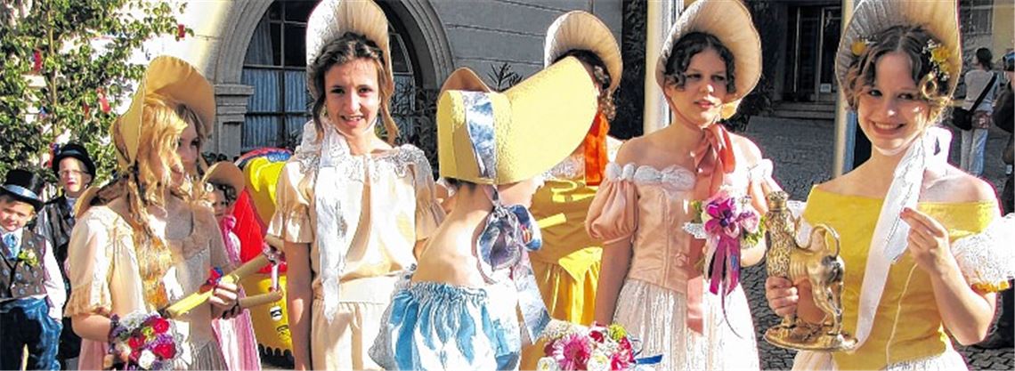 Ein Blickfang beim traditionellen Vaihinger Maientag: die Teilnehmer am historischen Festumzug mit ihren prächtigen Kostümen.Archivfoto: privat