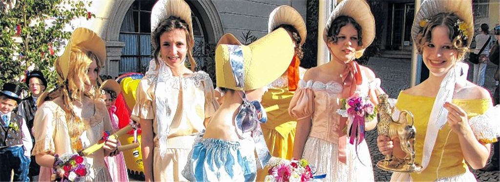 Ein Blickfang beim traditionellen Vaihinger Maientag: die Teilnehmer am historischen Festumzug mit ihren prächtigen Kostümen.Archivfoto: privat
