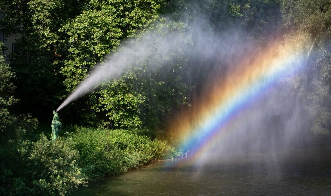 Ein Blickfang der „Ornamenta“: die Regenbogeninstallation an der Enz in Pforzheim. Foto: Recklies