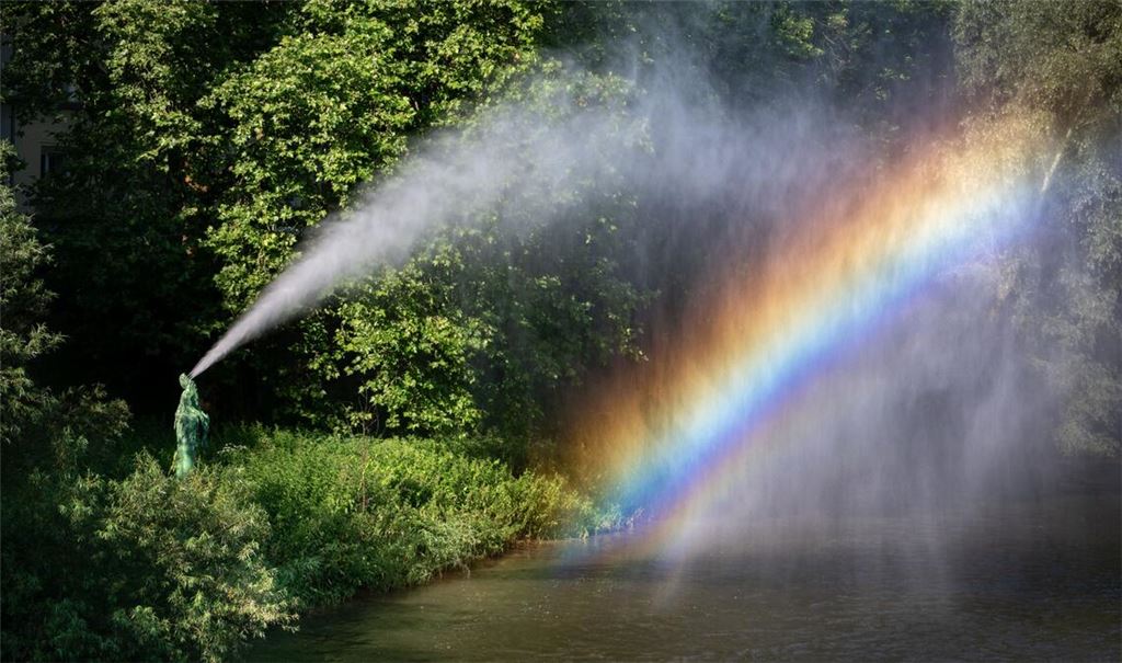 Ein Blickfang der „Ornamenta“: die Regenbogeninstallation an der Enz in Pforzheim. Foto: Recklies