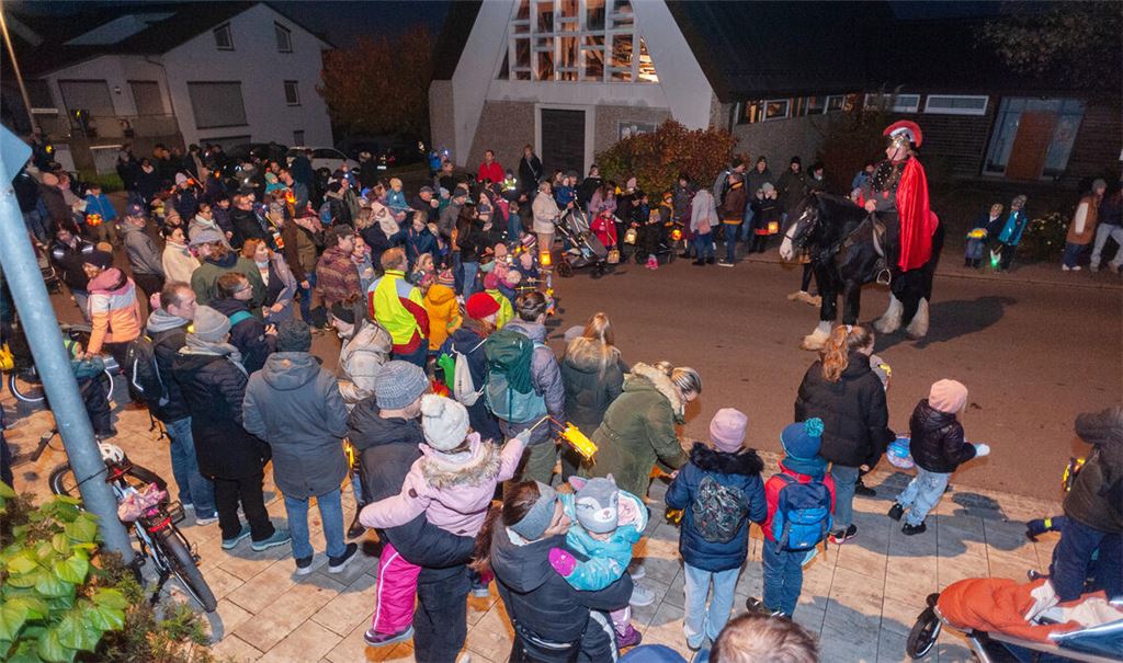 Ein Blickfang ist Reinhold Popp auf seinem englischen Shirehorse. Foto: Fotomoment
