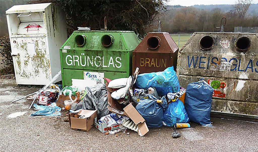 Ein Blickfang negativer Art: Ein Haufen Unrat vor den Glascontainern in der Nähe der Enzberger Turn- und Festhalle. Foto: privat