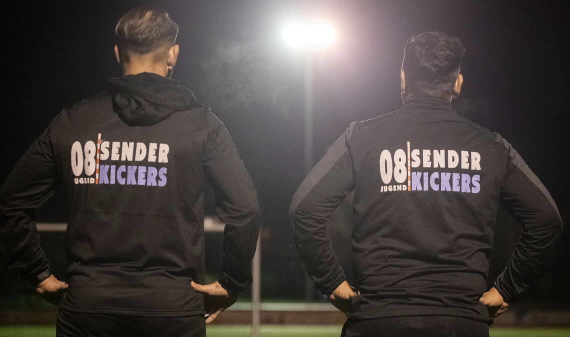 Ein Blickfang und ein Markenzeichen ist das Logo der Sender Kickers, das Michael Horntrich (li.) und Ugur Cebeci mit Stolz tragen.