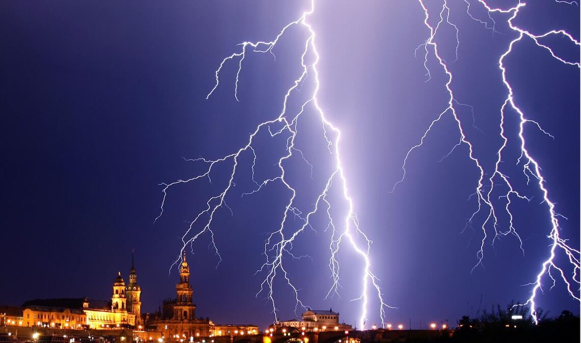 Ein Blitz setzt mit einem Schlag gewaltige Energiemengen frei: Das kann zu größeren Schäden führen.