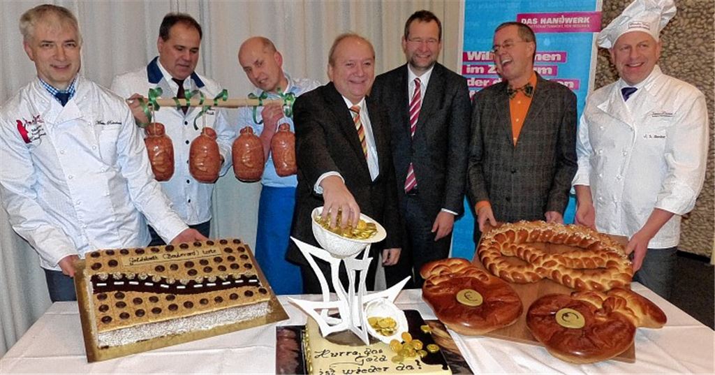 Ein Boulevard, auf dem es Gold regnet – die guten Aussichten für das neue Jahr präsentieren (v. li.): Martin Reinhardt (Obermeister Bäckerinnung), Fritz Staib (Obermeister Fleischerinnung), Jürgen Ast (Vorstand Fleischerinnung, Vorstand Kreishandwerkerschaft), Rolf Nagel (Kreishandwerksmeister), Oberbürgermeister Gert Hager, Erster Landesbeamter Wolfgang Herz (Landratsamt Enzkreis) und Johannes Becker (Obermeister Konditorinnung). Foto: Roth