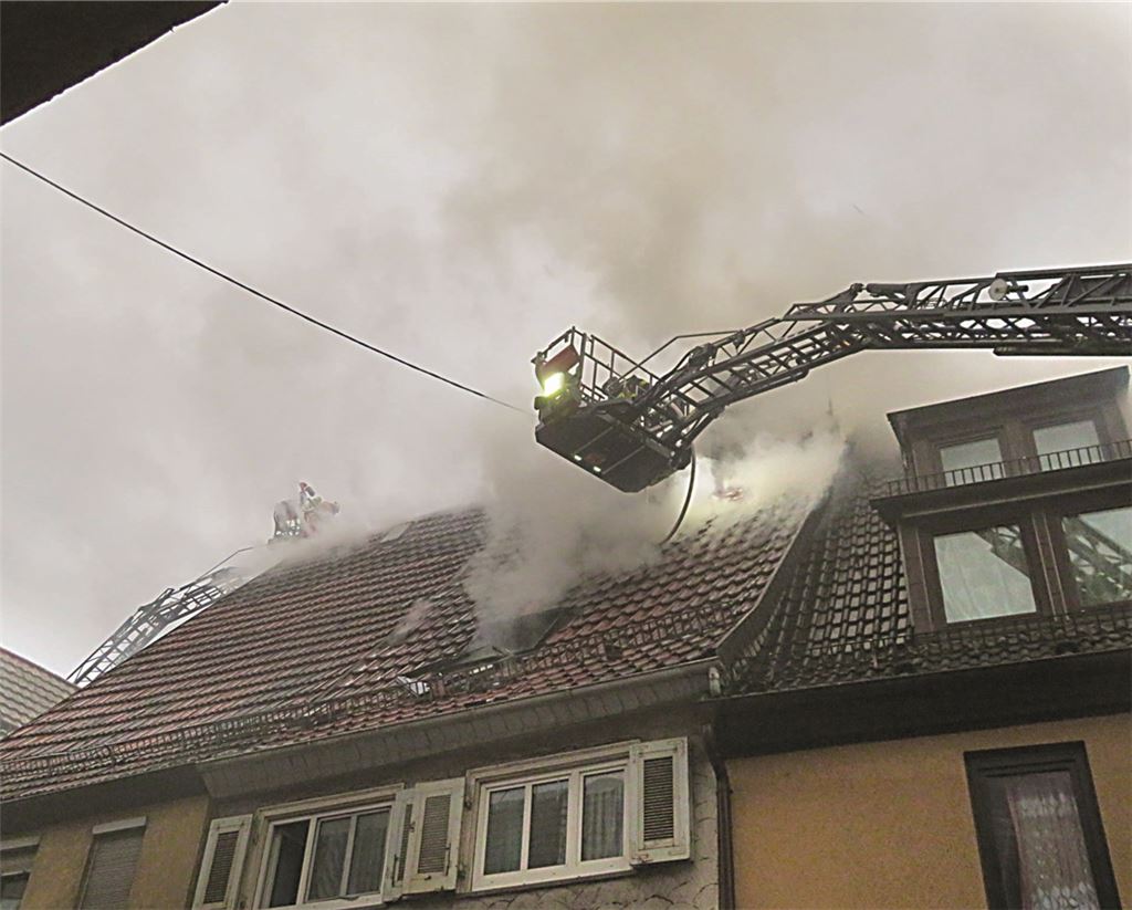 Ein Brand in Enzweihingen verursacht einen hohen Sachschaden. Foto: Arning