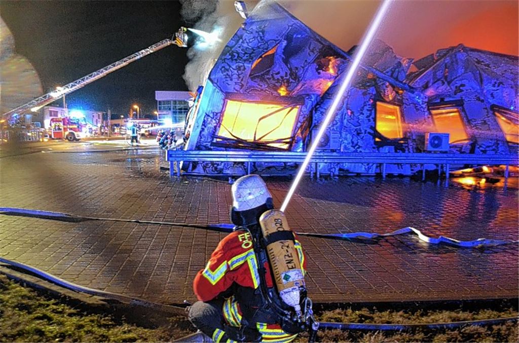 Feuer zerstört Firmenhalle in Dürrn