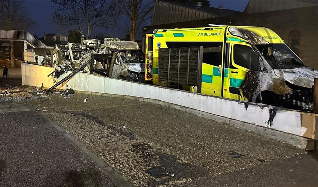 Ein Brandanschlag auf den Rettungsdienst einer jüdischen Gemeinde versetzt London in einen Schockzustand.
