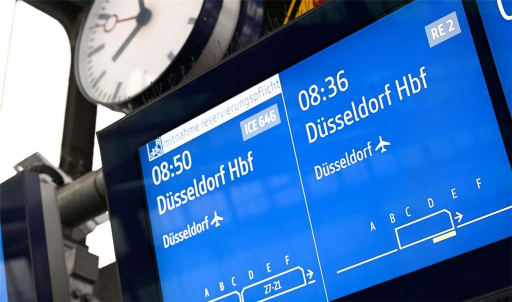 Ein Brandanschlag im Juli war einer der Gründe für die schlechte Pünktlichkeit im Fernverkehr der Deutschen Bahn. Inzwischen ist die Strecke wieder frei. (Archivbild)