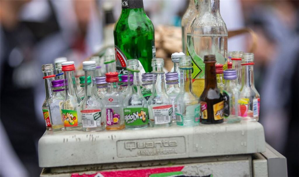 Ein Bündnis aus mehreren Fachorganisationen fordert eine bessere Alkoholprävention. (Archivfoto)