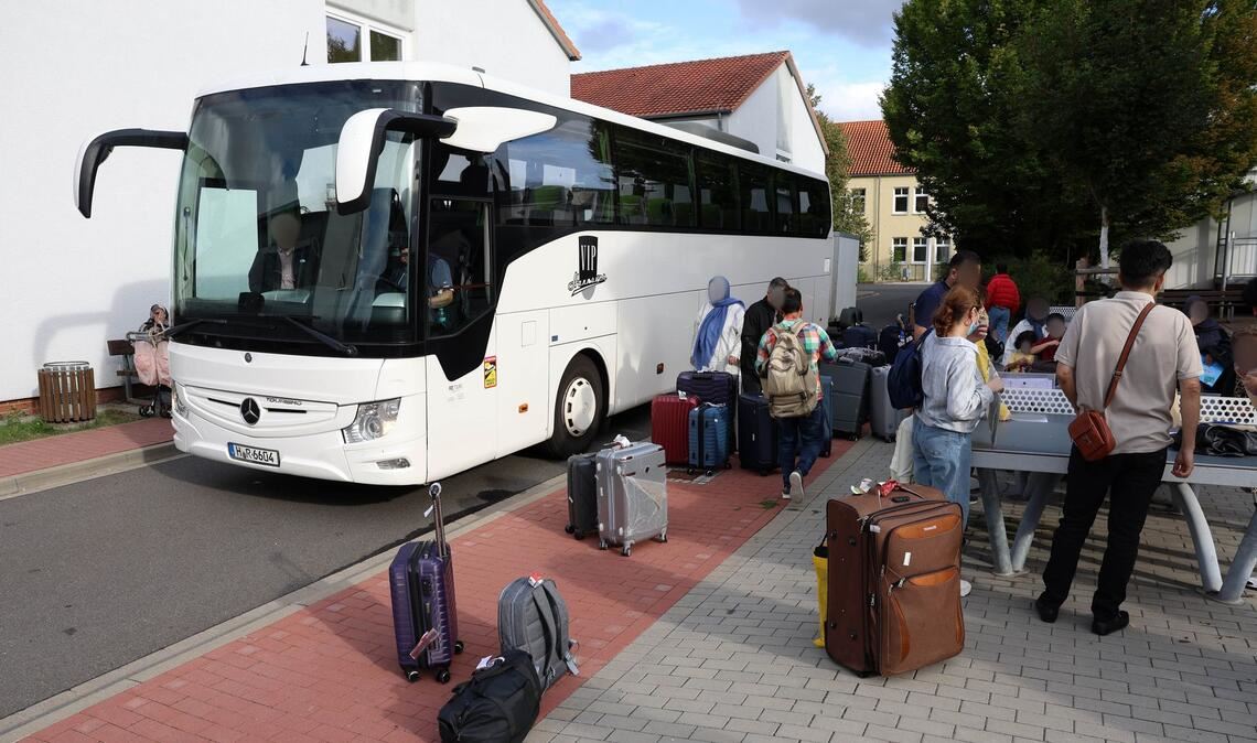 Ein Bus hat Menschen aus Afghanistan, die zuvor mit einem Flugzeug am Flughafen Hannover gelandet sind, in das Grenzdurchgangslager Friedland gefahren.
