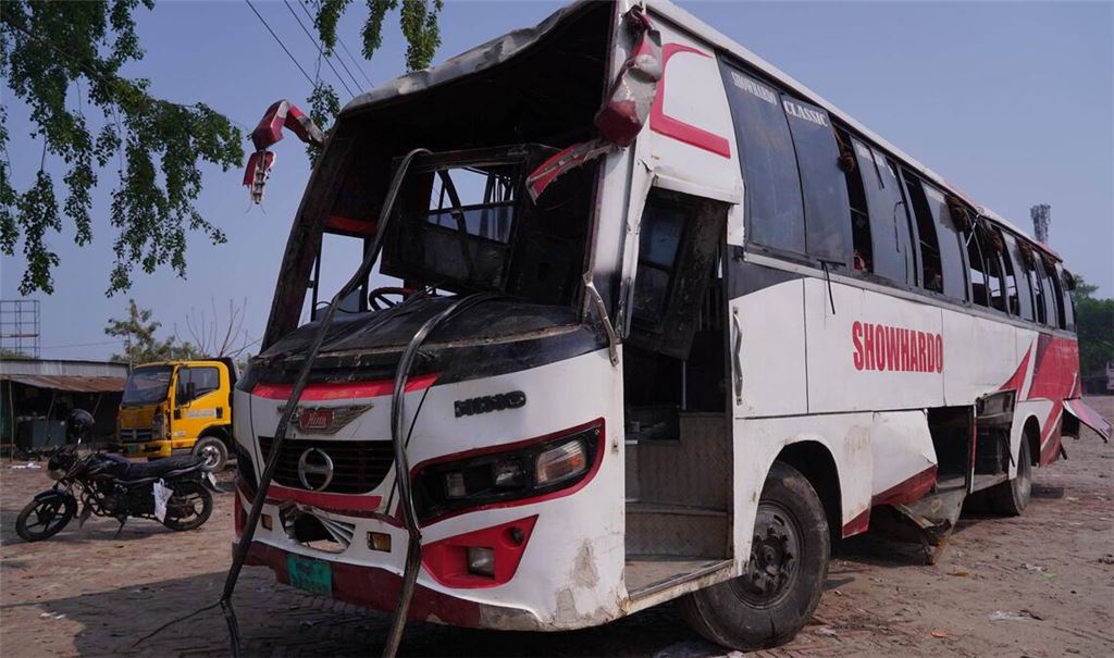 Ein Bus mit mehr als 40 Fahrgästen ist ins Wasser gestürzt.