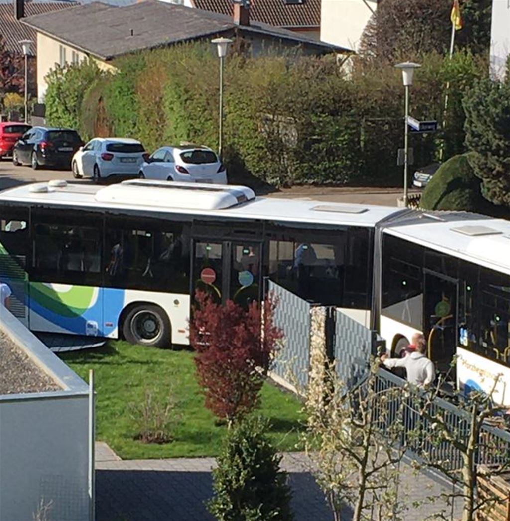 Ein Bus rollt in einen Garten. Foto: myro
