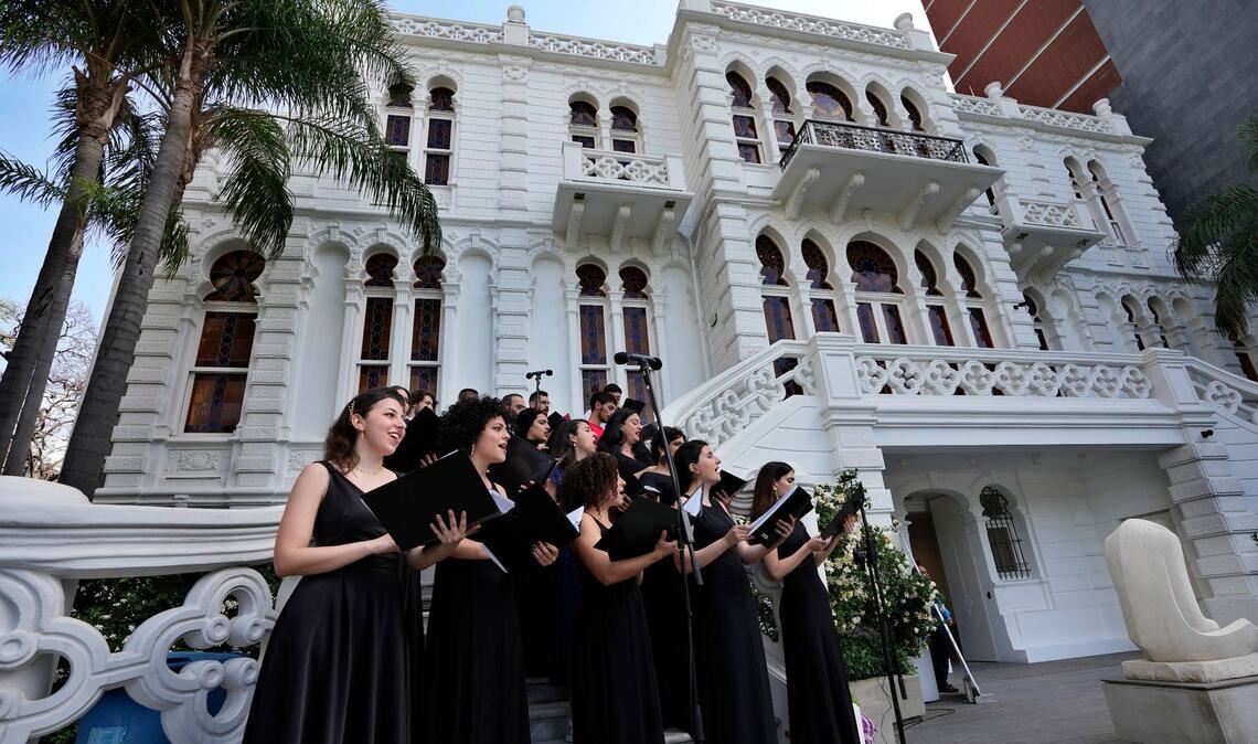Ein Chor singt während der Wiedereröffnungsveranstaltung im Hof des Sursock-Museums.