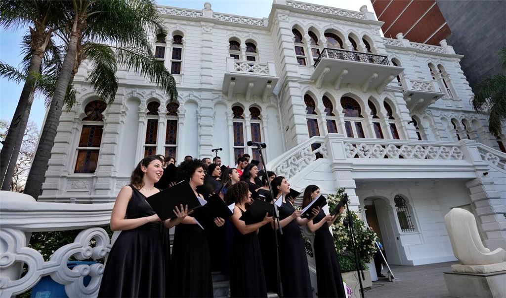 Ein Chor singt während der Wiedereröffnungsveranstaltung im Hof des Sursock-Museums.