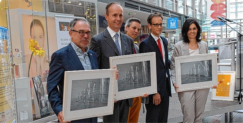 Ein Dankeschön für die tatkräftige Unterstützung: Professor Dr. Ansgar Kühn (2.v.re.) und Professorin Silke Helmerdig (3.v.re.) überreichen eine der studentischen Arbeiten an die Unterstützer des Entenrennens (v.li.) Professor Dr. Martin Weiblen (Vorsitzender des Förderer- und Alumni-Vereins der Hochschule Pforzheim), Dr. Philipp Reisert (Rotary Club Pforzheim) und Bettina Vogler (Personalerin bei der Witzenmann GmbH).