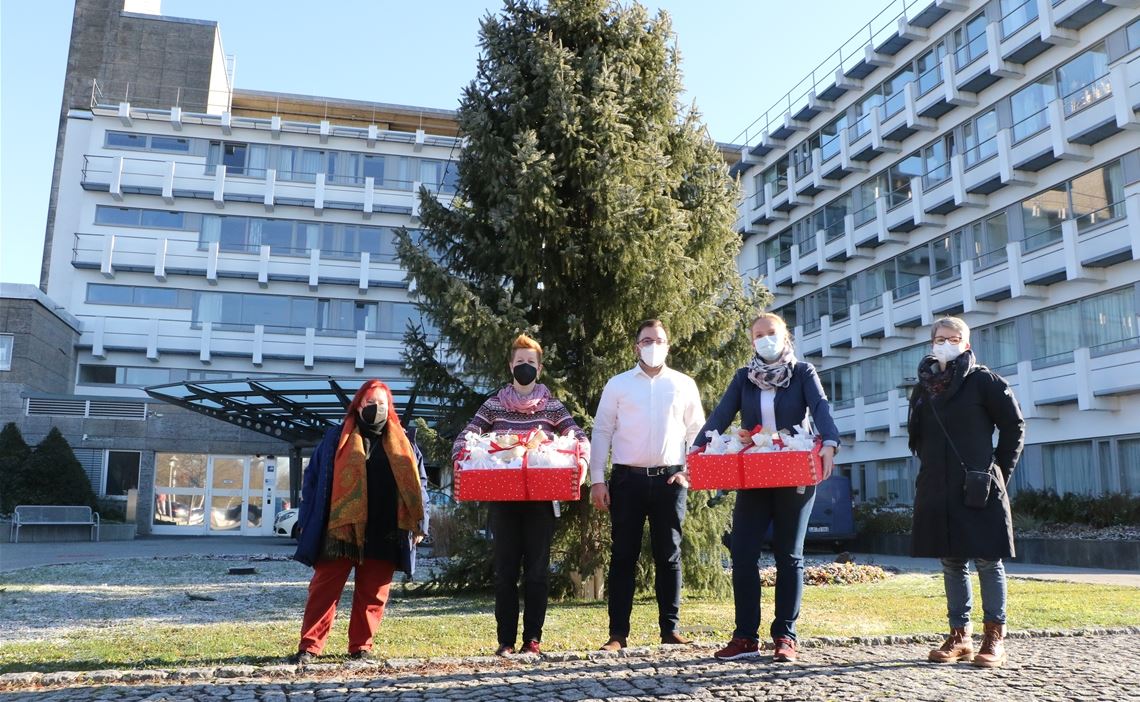 Ein Dankeschön für diejenigen, die täglich Corona-Patienten versorgen, haben Christiane Ginschel (li.) und Christina Henle (re.) im Namen von HELLO Lomersheim an Rebecca Schmetzer-Mathews (ab 2.v.li.), Rafael Garzorz und Corinna Schlembach übergeben.Foto: Deeg