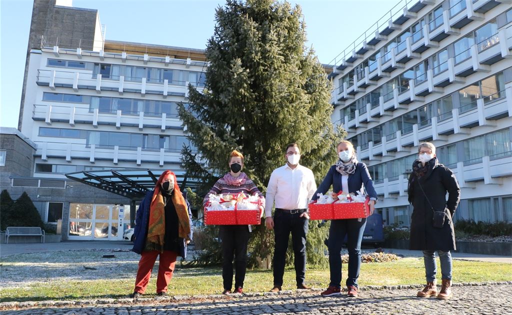 Ein Dankeschön für diejenigen, die täglich Corona-Patienten versorgen, haben Christiane Ginschel (li.) und Christina Henle (re.) im Namen von HELLO Lomersheim an Rebecca Schmetzer-Mathews (ab 2.v.li.), Rafael Garzorz und Corinna Schlembach übergeben.Foto: Deeg