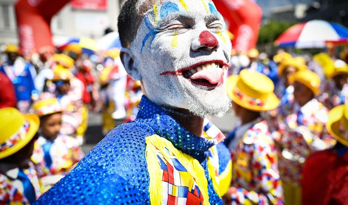 Ein Darsteller nimmt an der jährlichen Parade des Kapstädter Minstrel-Karnevals in Kapstadt teil.