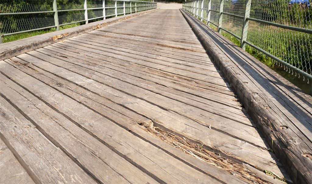 Ein Dauerthema in Mühlhausen: die für schwere Fahrzeuge gesperrte Enzbrücke. Fotos: Archiv