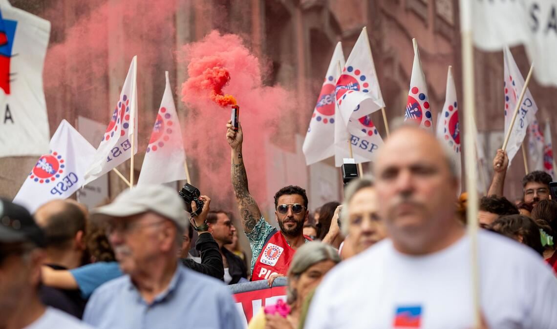 Ein Demonstrant hebt eine rote Fackel während eines eintägigen Generalstreiks und Protests in Porto gegen die geplante Arbeitsmarktreform der konservativen Regierung in Portugal.