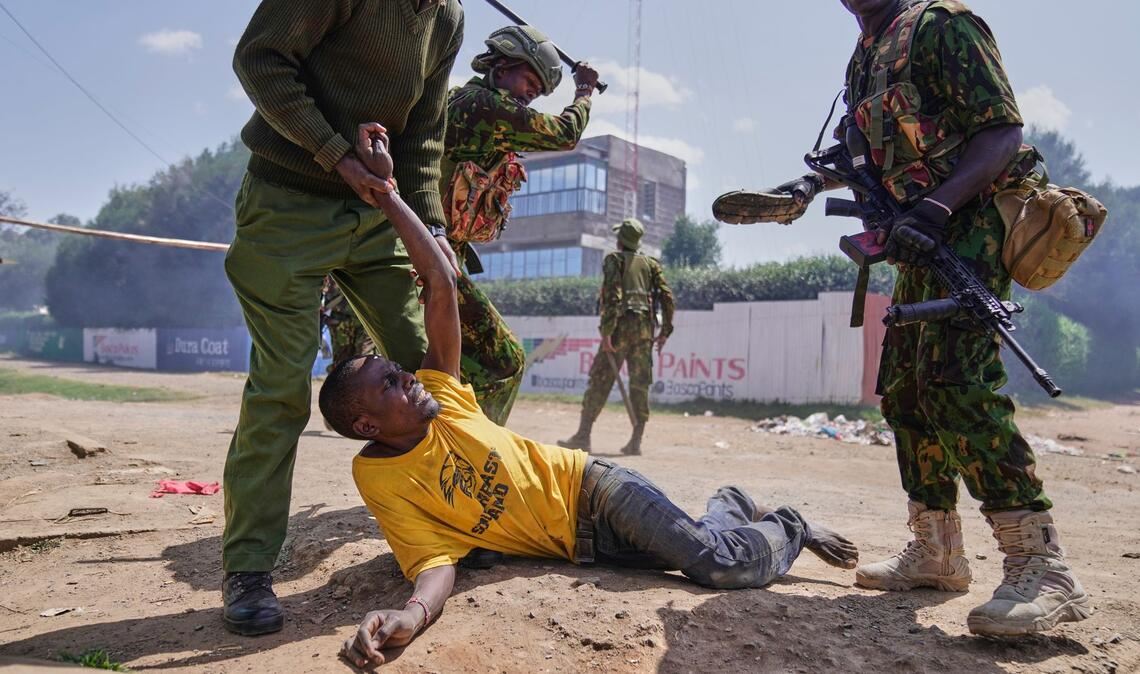 Ein Demonstrant wird in Kenia bei Protesten gegen ein von den USA geplantes Ebola-Quarantänezentrum auf dem Luftwaffenstützpunkt Laikipia festgenommen.