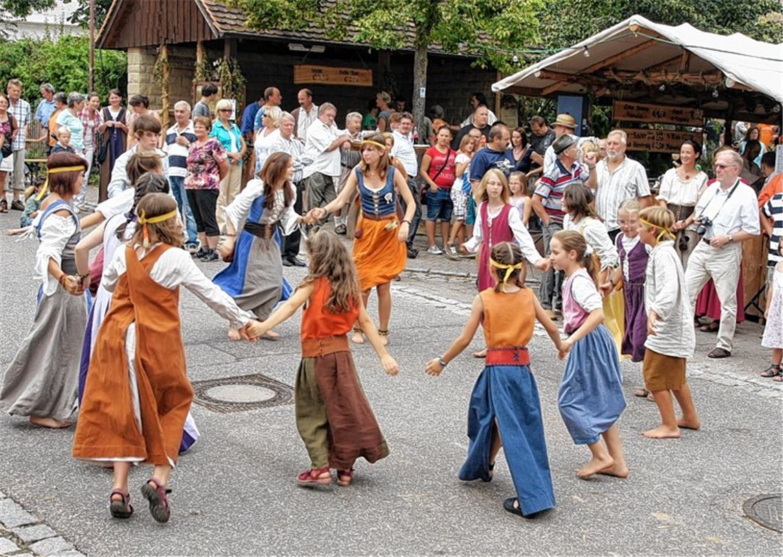 Ein Dorf feiert seine Tradition.