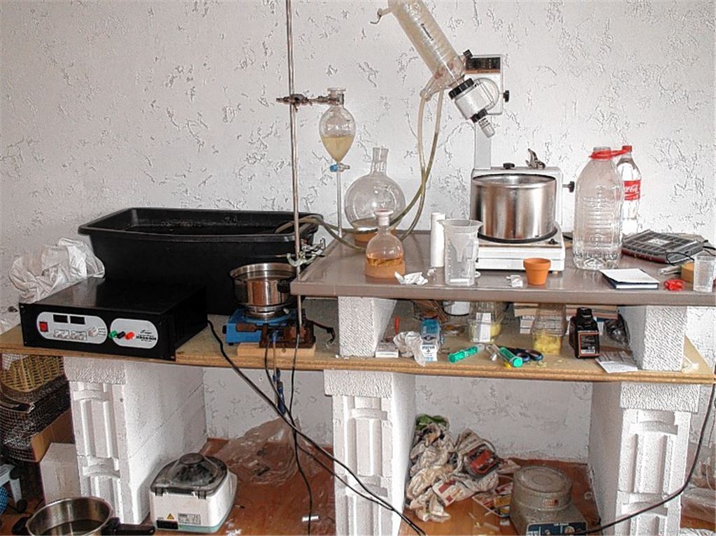 Ein Drogenlabor und professionelle Cannabisplantagen hat eine rund 20-köpfige Ermittlungsgruppe von Zoll und Polizei in Enzberg entdeckt. Fotos: pol