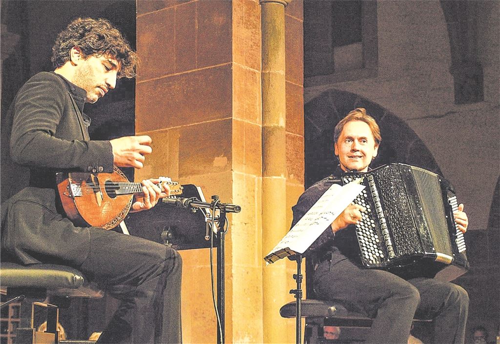 Ein Duo, geprägt von Harmonie und Hingabe an Werke aus allen Epochen der Musikgeschichte: Avi Avital (Mandoline) und Aydar Gaynullin (Akkordeon). Foto: Filitz