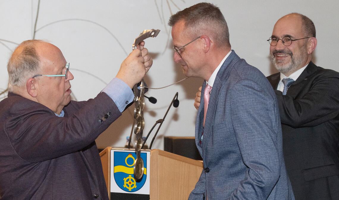 Ein Eid, ein Handschlag und eine Amtskette: OB Stephan Retter (Mitte) wird von seinem ehrenamtlichen Stellvertreter Günter Bächle (li.) ins Amt eingeführt – beim Verschluss der Amtskette unterstützt von Bürgermeister Armin Dauner. Fotos: Fotomoment/Stadtarchiv Mühlacker (9)