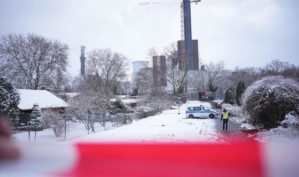 Ein Einsatzfahrzeug der Polizei steht an der Brandstelle einer Kabelbrücke vor dem Kraftwerk Lichterfelde. Nach dem Brand einer Kabelbrücke ist im Südwesten Berlins für 50.000 Haushalte und 2.000 Gewerbebetriebe der Strom ausgefallen.