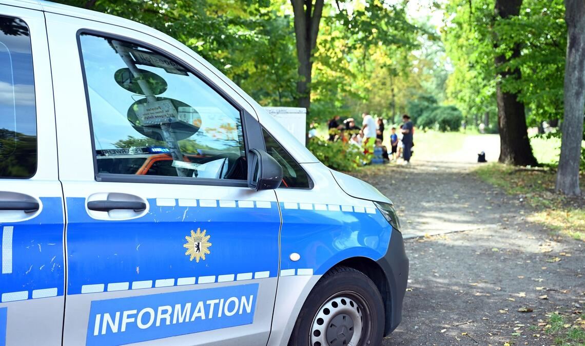 Ein Einsatzfahrzeug der Polizei steht an der Unfallstelle.