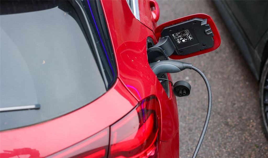 Ein Elektroauto an einer Ladesäule. E-Autos gewinnen laut HUK Coburg stark an Zuspruch. (Symbolbild)