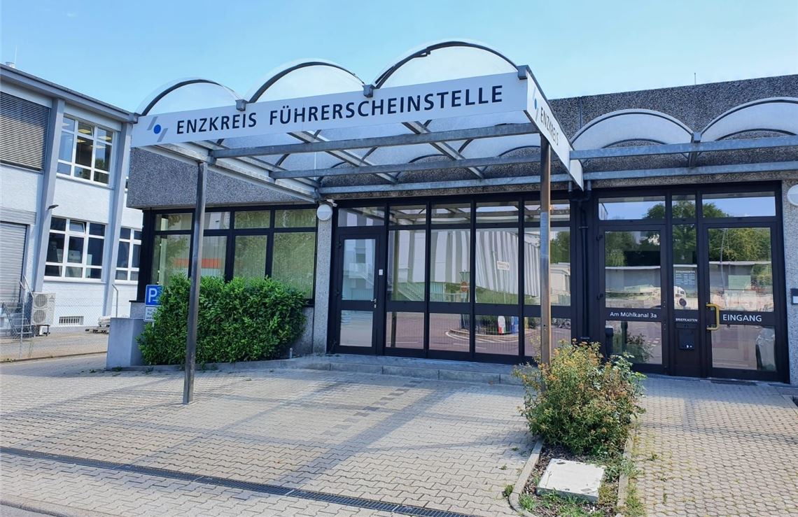 Ein Engpass bei der Führerscheinstelle des Enzkreises Am Mühlkanal 3a in Pforzheim führt zu längeren Wartezeiten und zu einer Rückkehr zur Terminvergabe. Foto: Enzkreis/Klingel