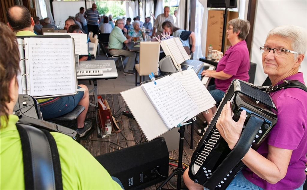 Ein Ensemble des Akkordeonorchesters Knittlingen mit Bärbel Wilhelm (re.) unterhält die Besucherinnen und Besucher. Foto: Fotomoment