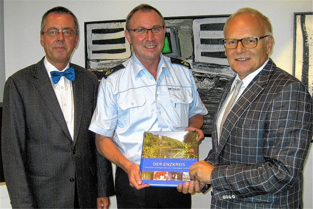 Ein Enzkreis-Buch überreichen Landrat Karl Röckinger (re.) und sein Stellvertreter Wolfgang Herz (li.) dem neuen Karlsruher Polizeipräsidenten Günther Freisleben. Foto: privat