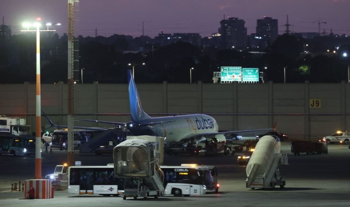Ein Ersatzflugzeug von Flydubai landet auf dem Flughafen Ben Gurion.