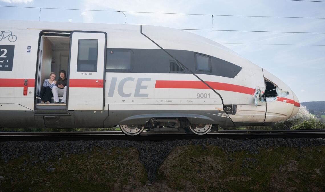 Ein Ersatzzug kam zur Unfallstelle, um die Fahrgäste aus dem ICE aufzunehmen.