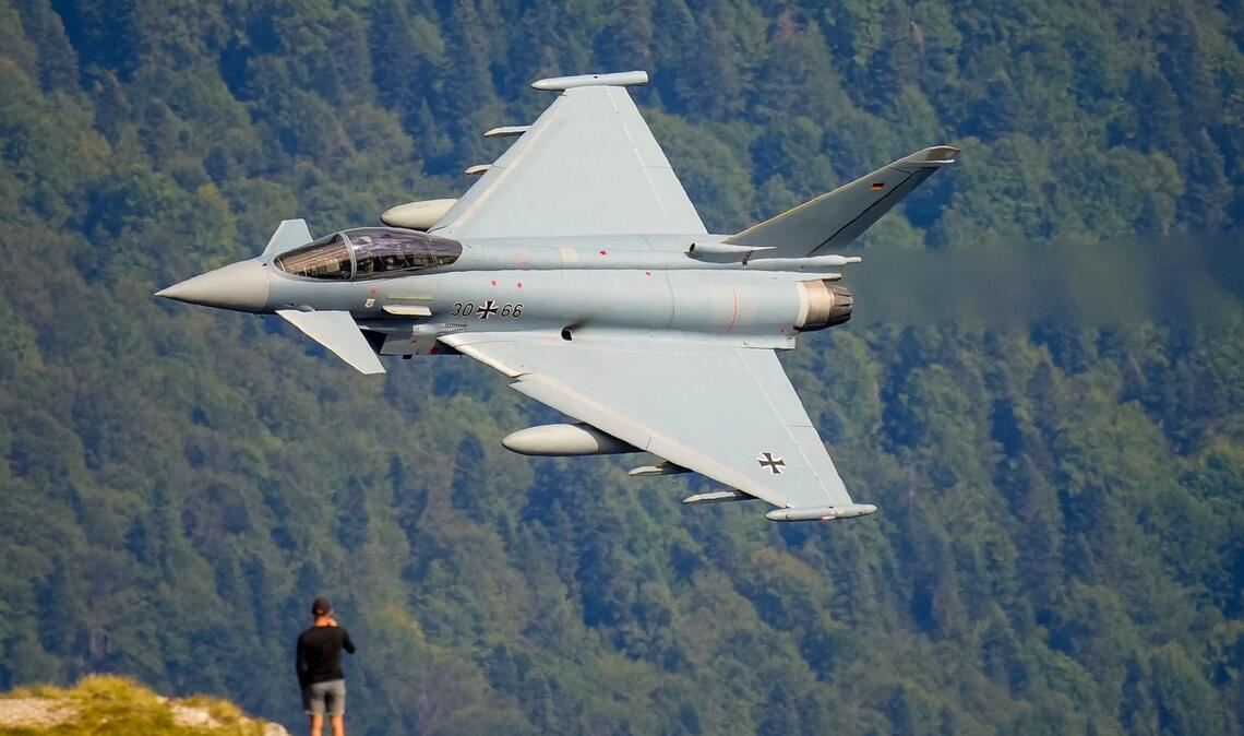 Ein Eurofighter Typhoon der deutschen Luftwaffe fliegt während einer militärischen und akrobatischen Flugshow in der Nähe des Heldenkreuzes auf dem Caraiman-Gipfel in Rumänien.