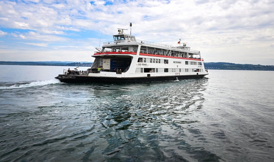 Ein Fähre fährt von Konstanz-Staad Richtung Meersburg.