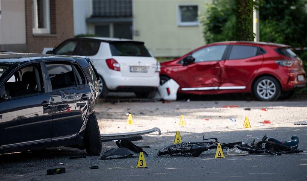 Ein Fahrrad und ein verlorener Schuh liegen auf der Fahrbahn - zwei Kinder sterben bei einem tragischen Unfall.