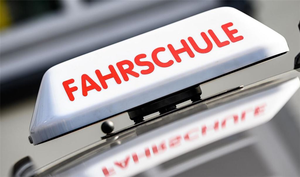 Ein Fahrschüler tritt betrunken zu einer Fahrstunde in Haselünne an und wird von der Polizei gestoppt. (Symbolbild)