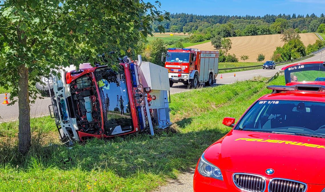 Ein Fahrzeug der Feuerwehr Bretten schleudert bei der Anfahrt zu einem Einsatz in den Straßengraben. Foto: Einsatz-Report 24