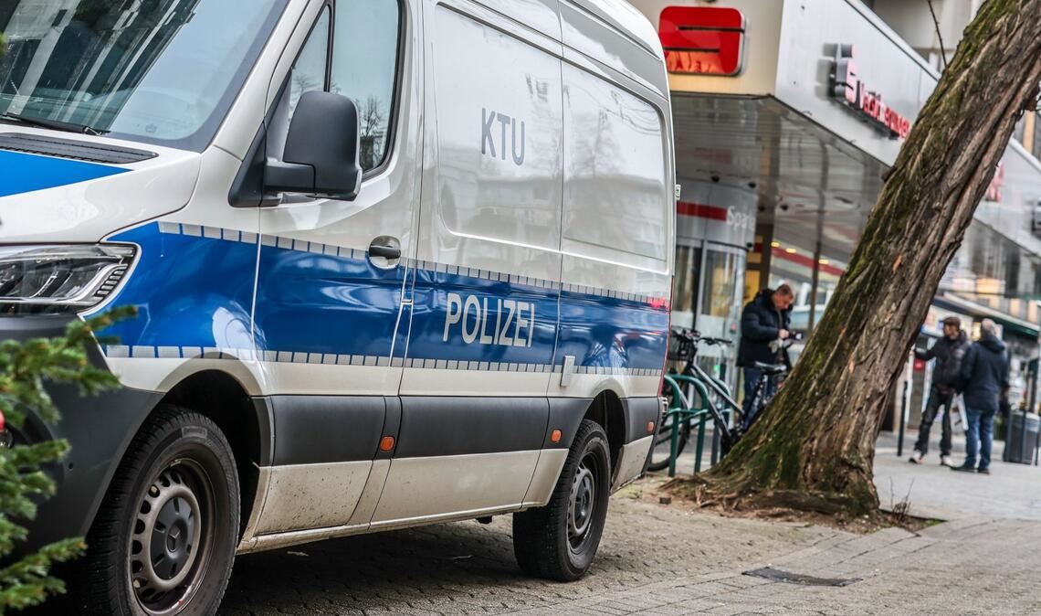 Ein Fahrzeug der Kriminaltechnischen Untersuchung (KTU) der Polizei steht vor der Sparkassenfiliale. Unbekannte Täter sind durch ein Loch in den Tresorraum des Bankgebäudes eingebrochen und haben dabei mehrere Wertschließfächer durchsucht.