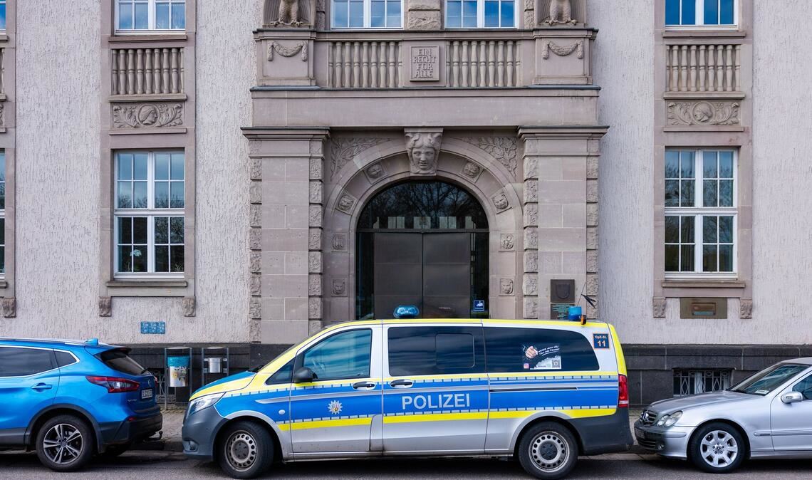Ein Fahrzeug der Polizei steht vor dem Landgericht Saarbrücken.