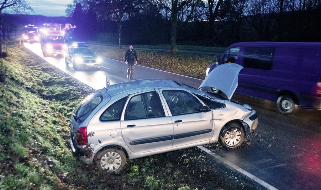 Ein Fahrzeug kommt auf regenasser und dadurch rutschiger Fahrbahn bei Ötisheim von der Landesstraße 1132 ab. Der Unfall sorgt für Behinderungen im morgendlichen Berufsverkehr. Foto: Fotomoment