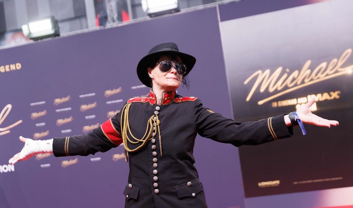 Ein Fan im Michael-Jackson-Kostüm bei der Premiere von "Michael". (Archivbild)