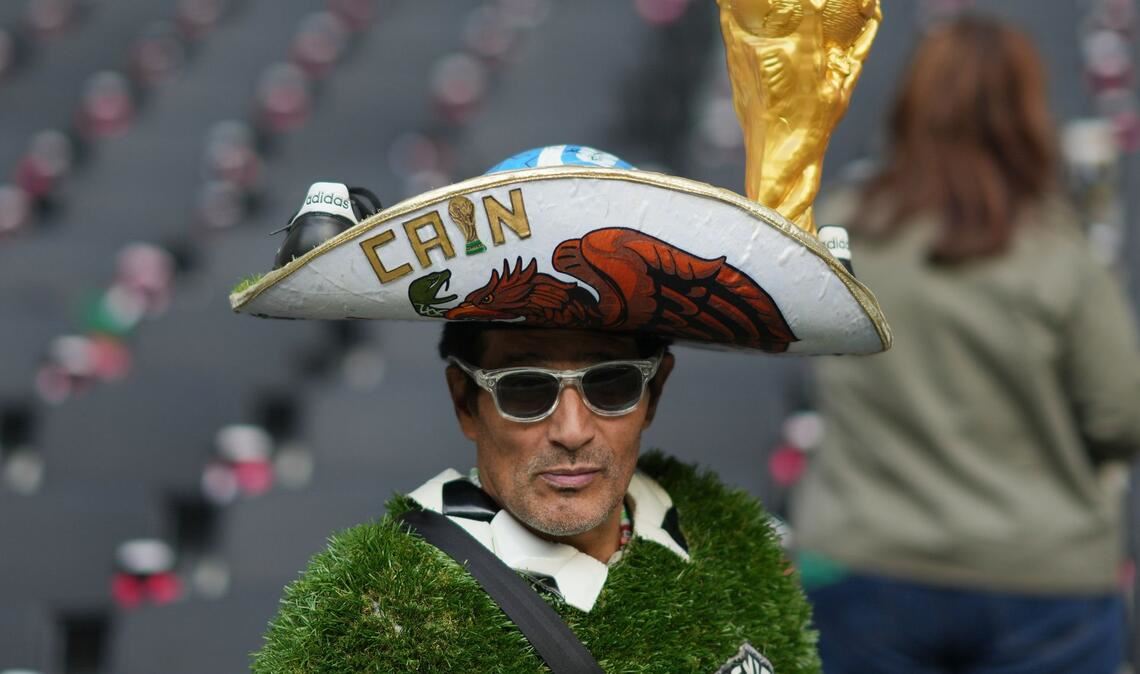 Ein Fan posiert für Fotos vor dem internationalen Freundschaftsspiel zwischen Mexiko und Portugal.