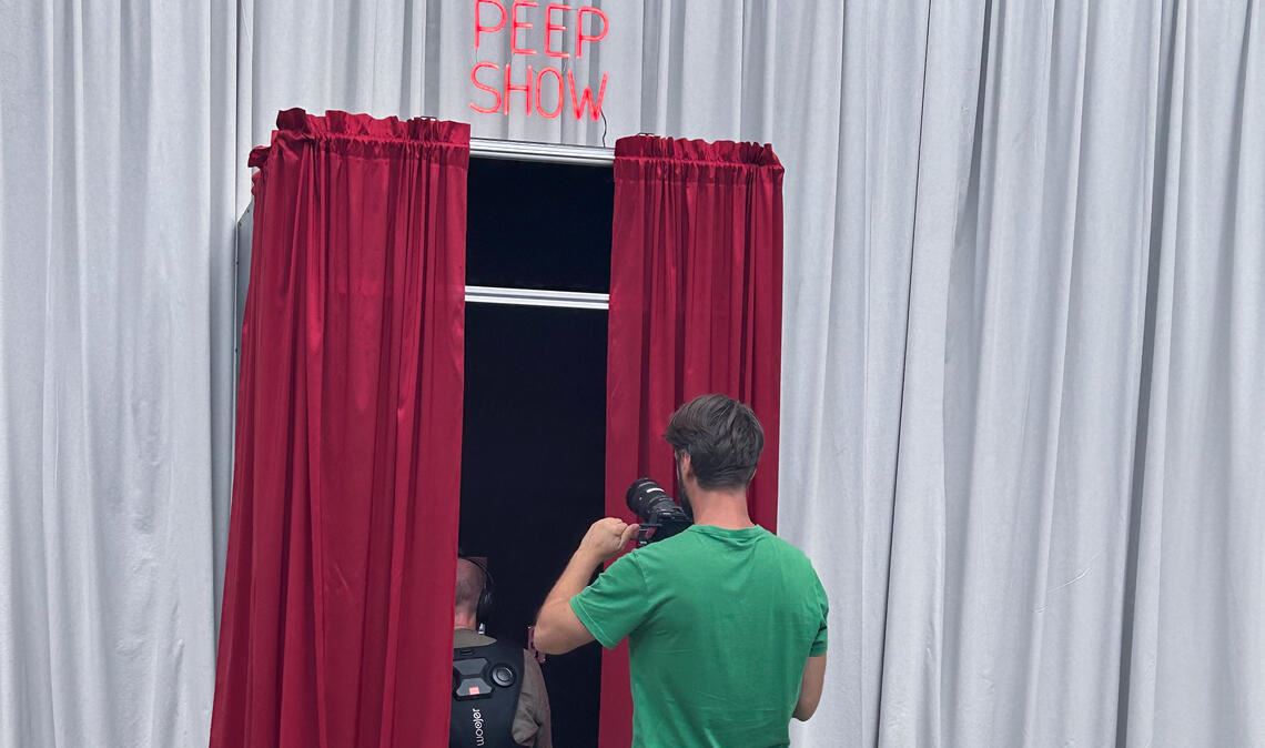 Ein Fernsehteam des SWR-Kulturmagazins interviewt Julian Kirschler in seiner Ausstellung „Der Raum des Unbehagens“ im Alten Schlachthof Pforzheim. Foto: privat